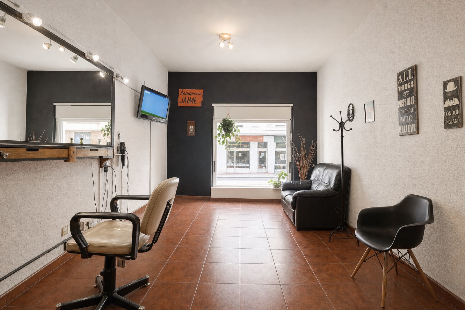 La sala de espera y la puerta a la calle
